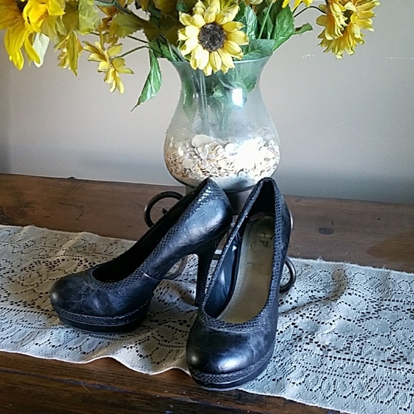 Shoes...shoes....shoes - Picture 7 of 7